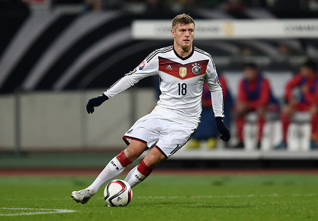 Toni Kroos volverá a llevar la manija alemana